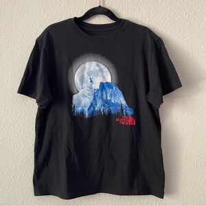 The North Face boy’s wolf print t shirt, size medium 10